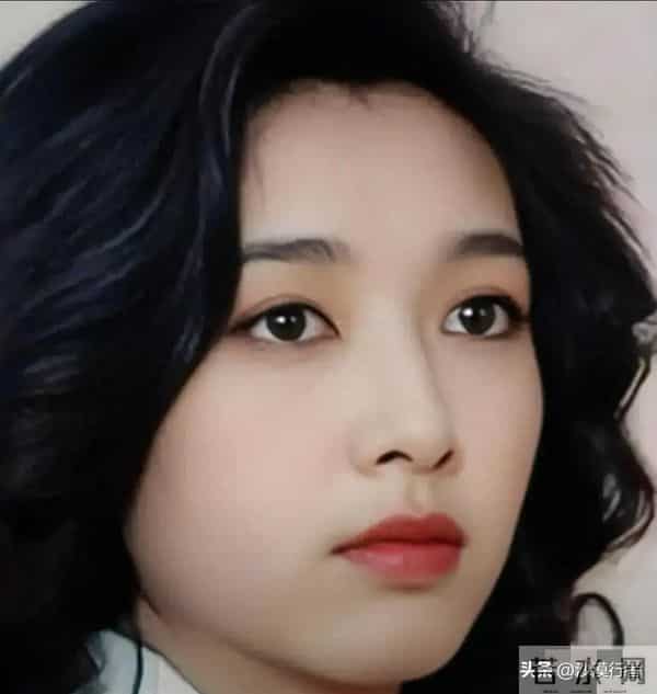 57岁江珊现状让人心酸,脸垮嘴斜,满头的白发,一代女神像老太太