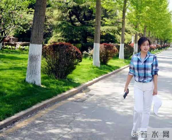 “刘晓庆”高调杀回来,穿衬衫+超短裤像小姑娘,大长腿好抢风头