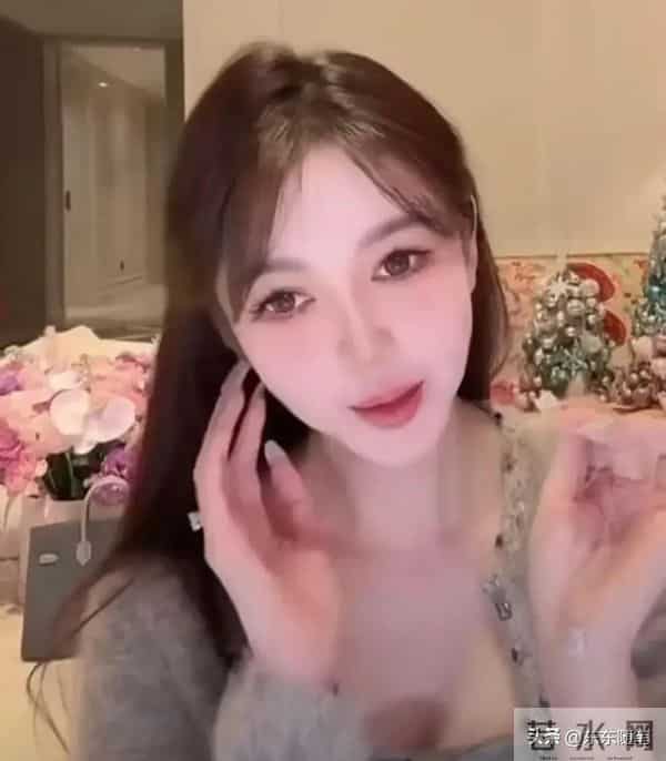 叶柯听见女儿哭 不耐烦捂耳朵 黄晓明妈只照看Angelababy生的小海绵