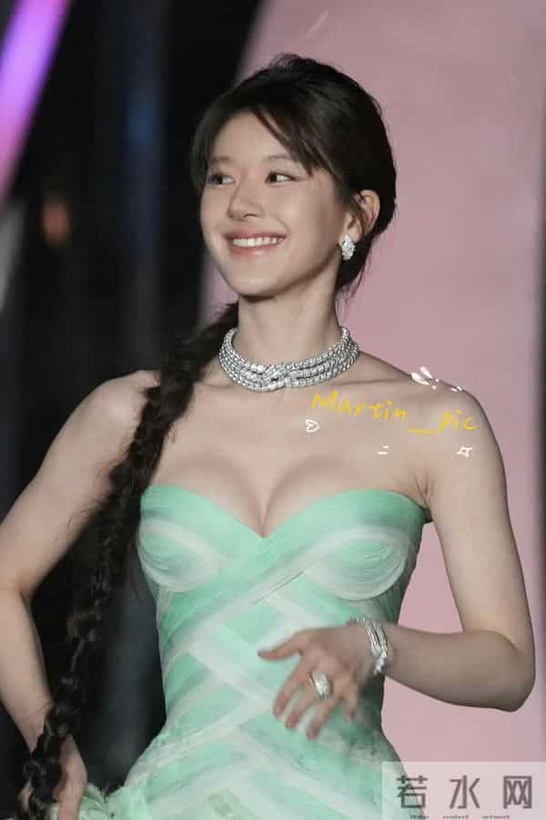 赵露思青春洋溢 元气满满