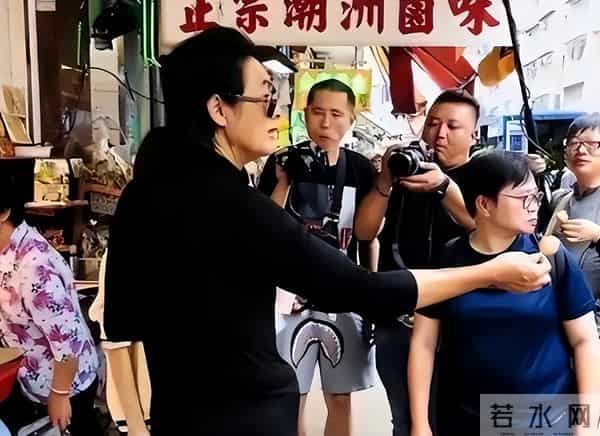 香港盛会才1天,70岁周润发引争议,“荒唐”事发生,还不止一件