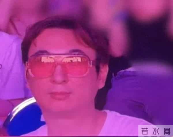 王思聪新加坡看BLACKPINK演唱会，被拍后低头躲镜头；被网友发现头发变稀疏，网友：原来有钱也挡不住脱发