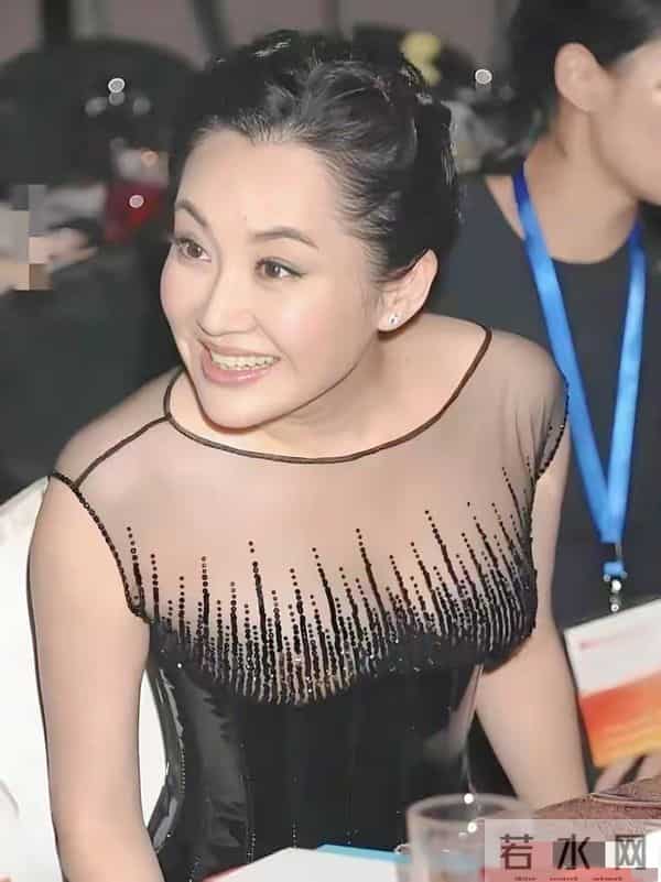 许晴，这张国字脸，真的太标志了，真不愧是倾国倾城的大美人啊