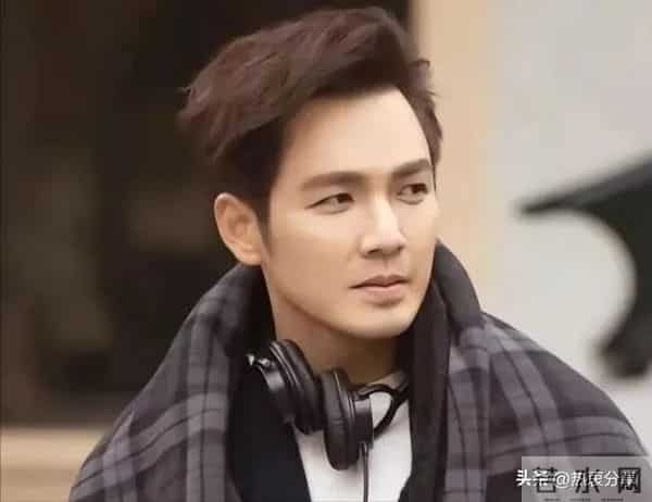 收手吧钟汉良!眼窝塌陷,脸部肿胀,疲态尽显,别再尬演精英男