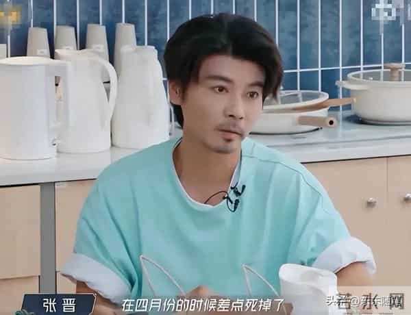 52岁蔡少芬香港逛街，下巴后缩明显，张晋大病痊愈，不能剧烈运动