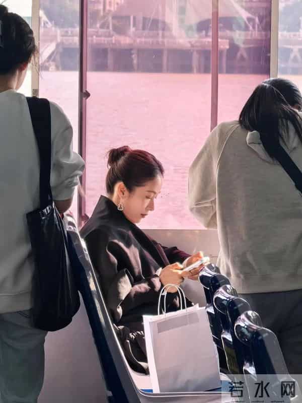 江一燕温州街头被偶遇,穿短裙腿被冻到黑紫,脸馒化到差点认不出