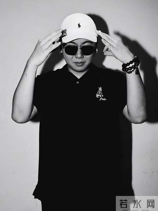 睡粉、出轨、死性不改,爆火半年就塌房,本人在美国回应,碎三观