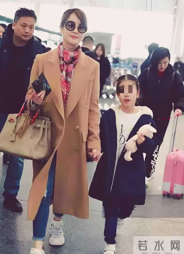 48岁左小青走红毯,礼服不合身超尴尬,状态一言难尽