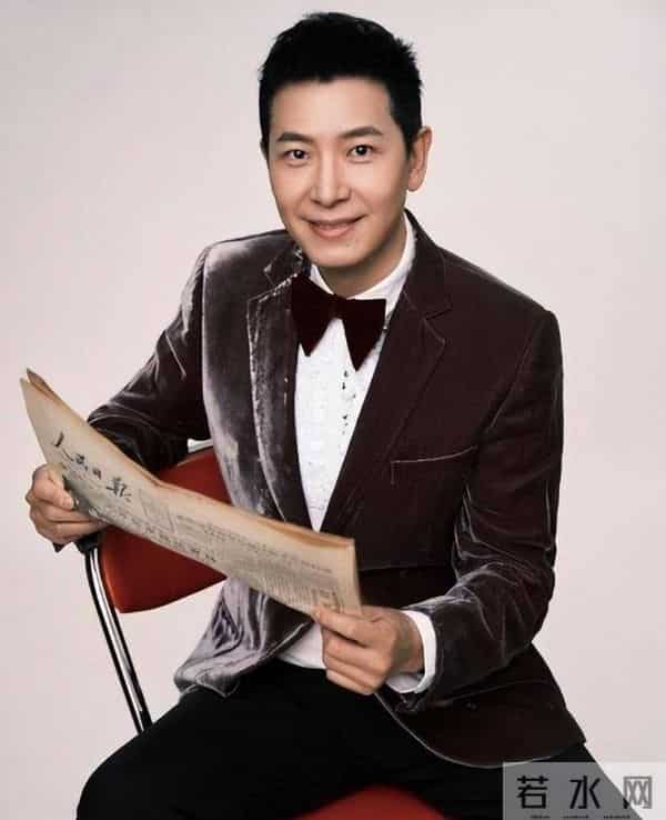 55岁戴军现身上海买手机，定居泰国享受悠闲人生，和她成了新邻居