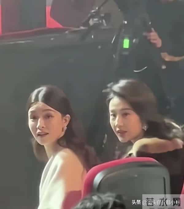 文咏珊真的肉眼可见超喜欢刘亦菲，全程侧身靠向她恨不得贴贴聊天