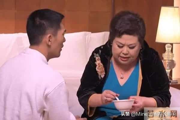 她演富婆，却穷到没人管，死后名字被框住