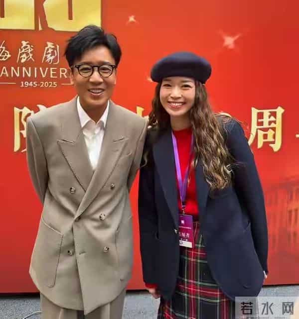 众星云集！于和伟戴眼镜讲话透心热，江疏影变学生 胡歌送这祝福？