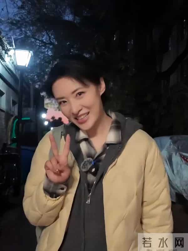 周涛书店打卡,浅米色棉服配低马尾,知性温婉尽显优雅气质