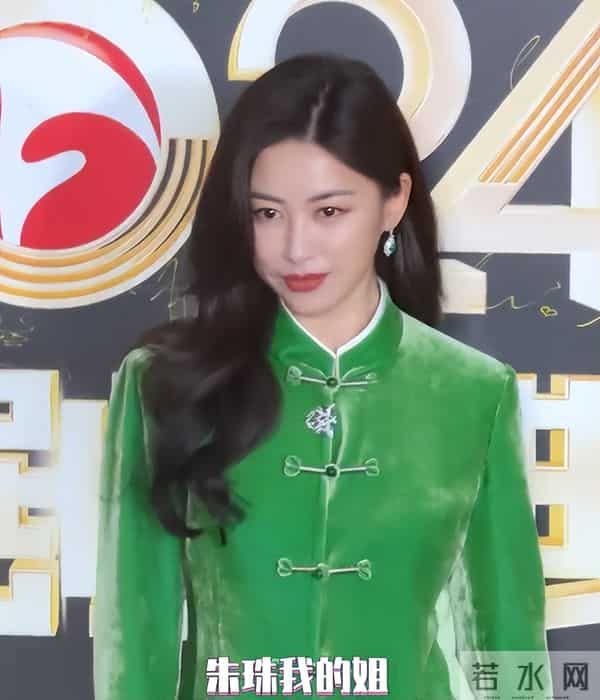 朱珠一家德国逛街，穿貂皮臃肿显土气，挤兑老公被网友怒喷