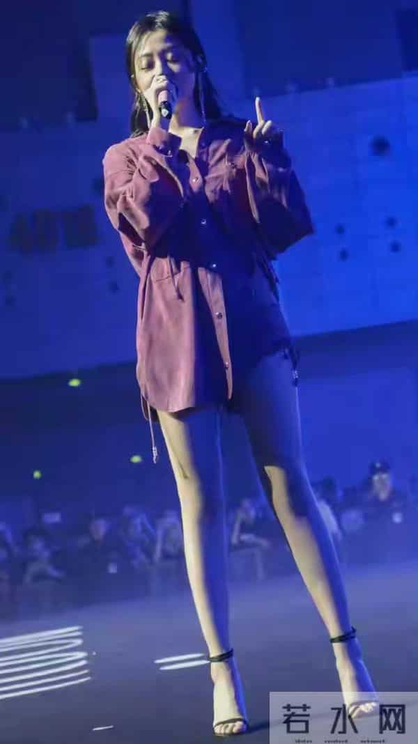 张靓颖 这大长腿自带高光，走两步就让人移不开眼，身材好绝！