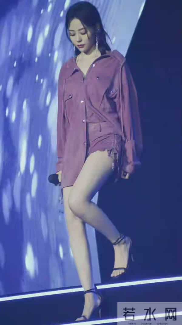 张靓颖 这大长腿自带高光，走两步就让人移不开眼，身材好绝！