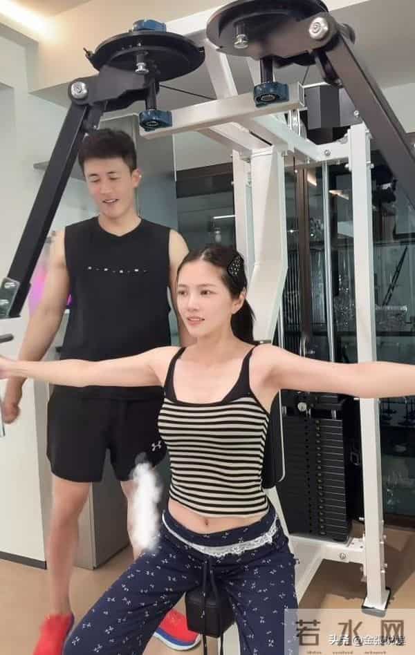 王灿晒胖了16斤自拍照!肚子赘肉藏不住,杜淳忙帮搭配衣服好奢华