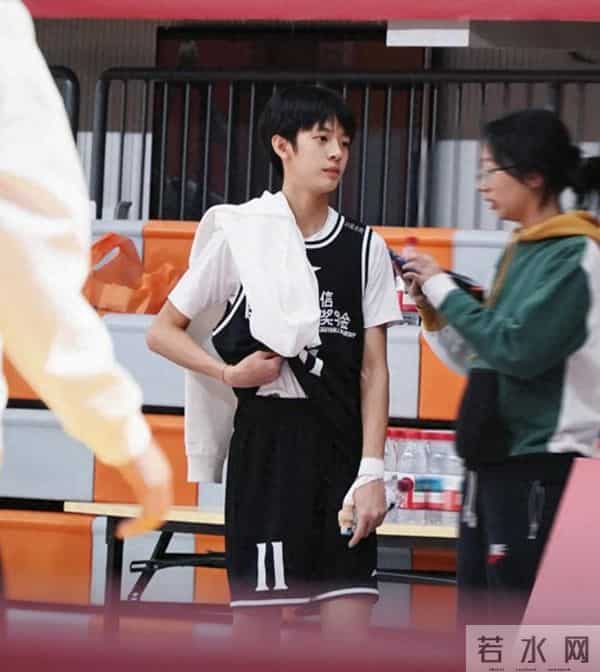 邓超儿子真实身高曝光,174个头还没100斤,为打篮球腿上好多伤