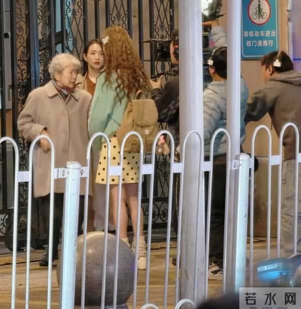 张艺凡在武汉二中校门口被偶遇,她穿斑点裙,长相甜美像初恋女友