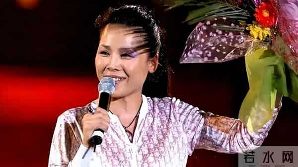 59岁田震从澳洲回国开演唱会，遭抵制，拒绝国内赚钱国外花