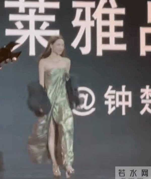 蒂芙尼活动上46岁章子怡骤显衰老，肌肤浮肿骨感干瘪，面相大变