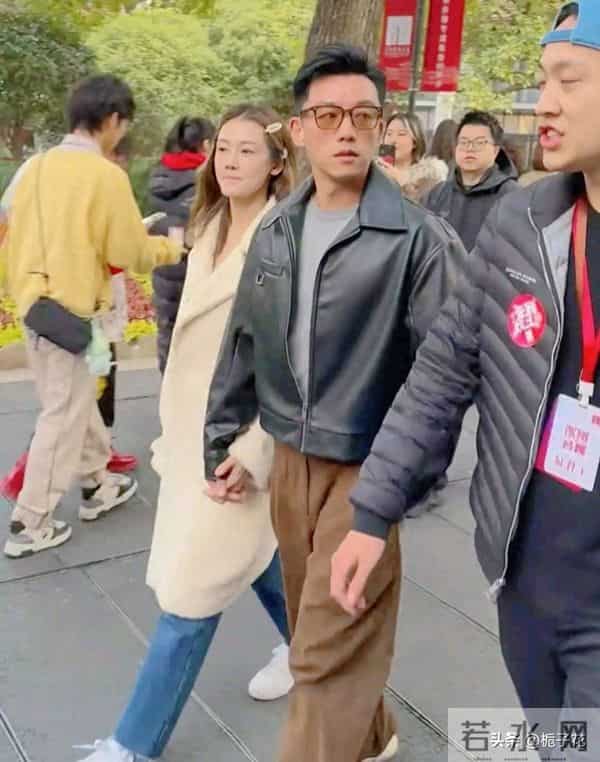 39岁郑恺携妻子苗苗回上戏参加校庆，夫妻十指相扣，男帅女美亮眼