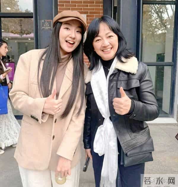 52岁罗海琼回母校上海参加校庆，她穿着皮衣 面带笑容，脸变化挺大