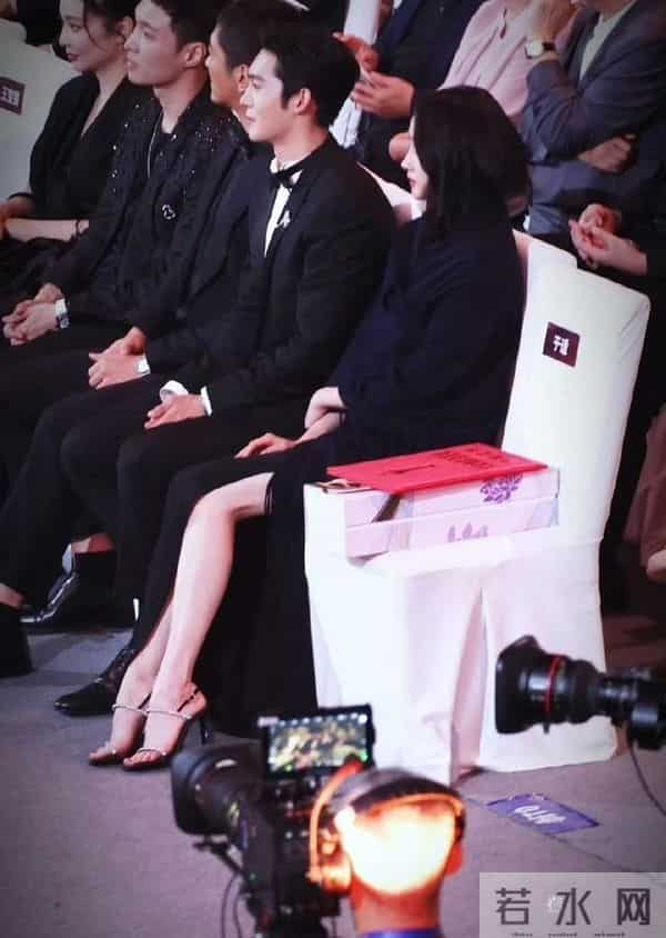 关晓彤[色][色][舔屏][舔屏][舔屏]长腿美足，这足弓真的顶[跪了]