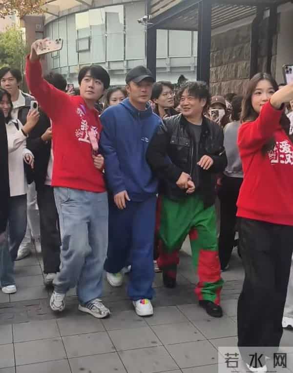 上戏80周年庆，雷佳音王传君同框，陈赫挽着杜江胳膊，于和伟也在