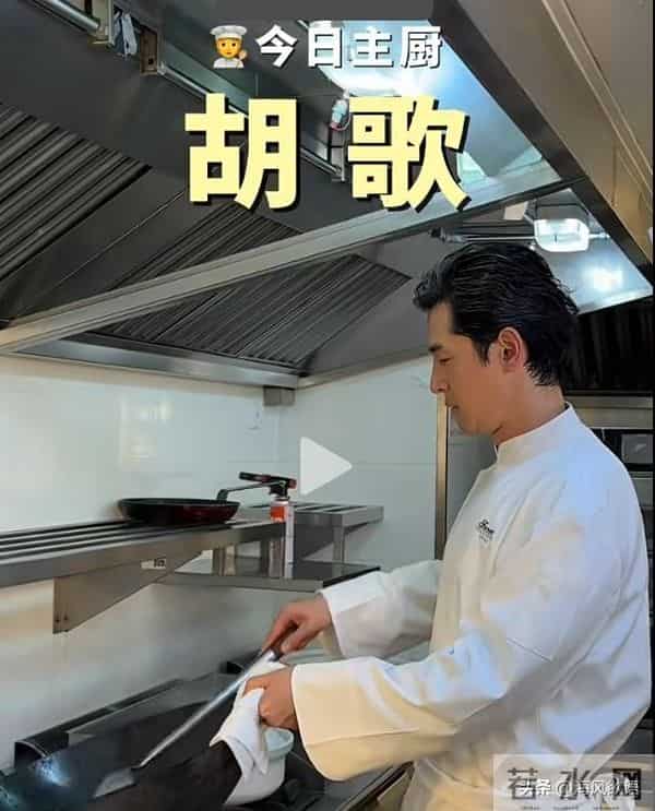 胡歌精通厨艺狂宠妻,做巨型红烧肉,女儿馋蛋糕成“小吃货”