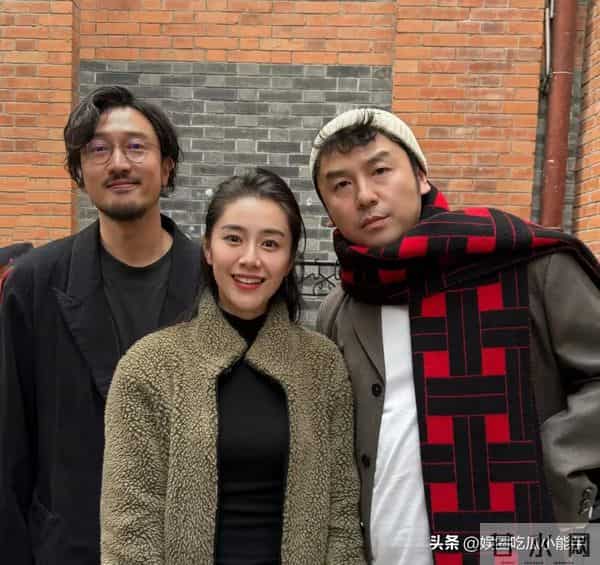 上戏八十周年校庆,郑恺牵苗苗现身,杜江陈赫出席雷佳音发型抢镜