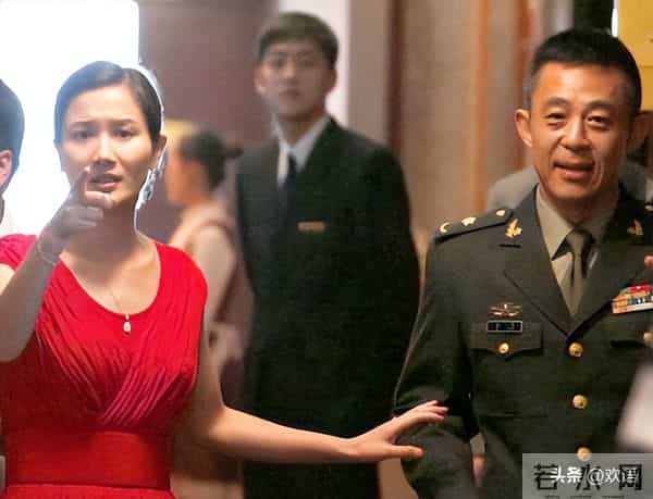 侯勇也没想到，曾被自己抛弃12年的糟糠之妻，今也开始走上坡路了