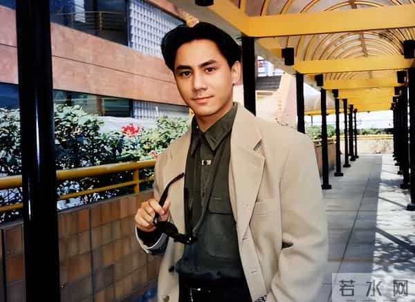 红过毛宁，错过周慧敏，移居加拿大后至今未婚，64岁的他后悔吗？