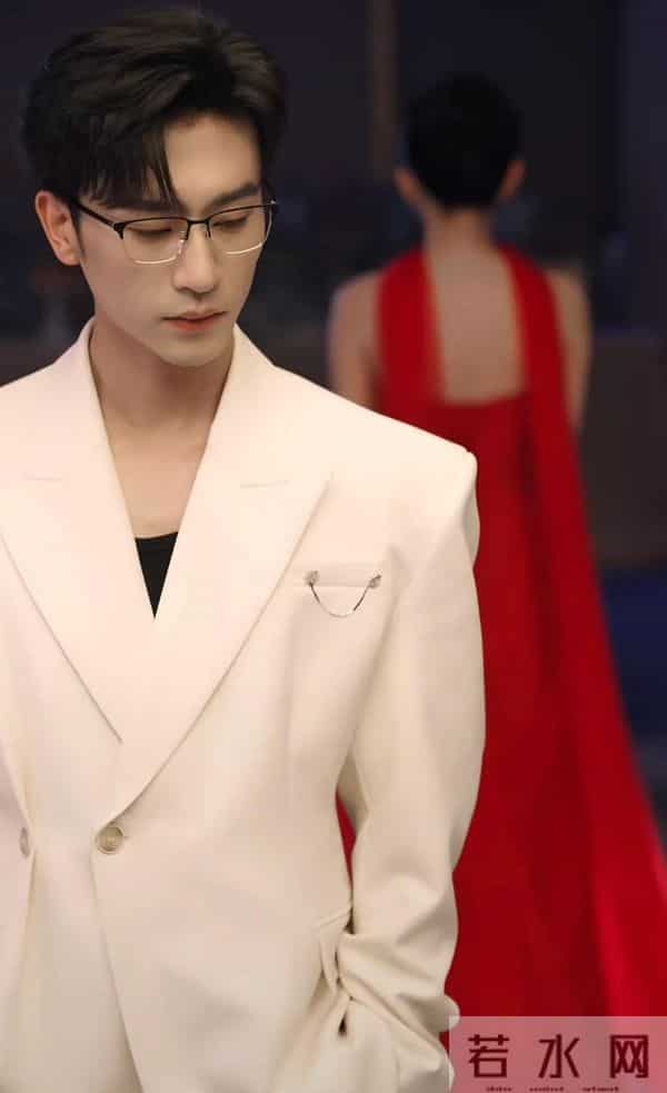 沉思最新直播眼泪打转，脸部瘦到凹陷，网友：手术完都没空休息！