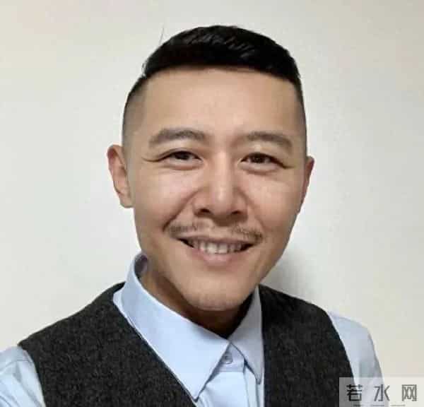 大冰回应“黄金左脸”热梗,称年轻时因乘“黑车”被打聋右耳,习惯用左耳,长期保持该姿态形成肌肉记忆