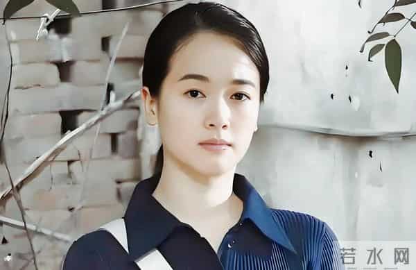 48岁左小青走红毯,礼服不合身超尴尬,状态一言难尽