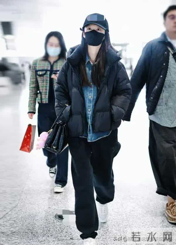李沁越来越会穿!黑色羽绒服+牛仔衬衫+运动裤,时髦休闲又减龄!