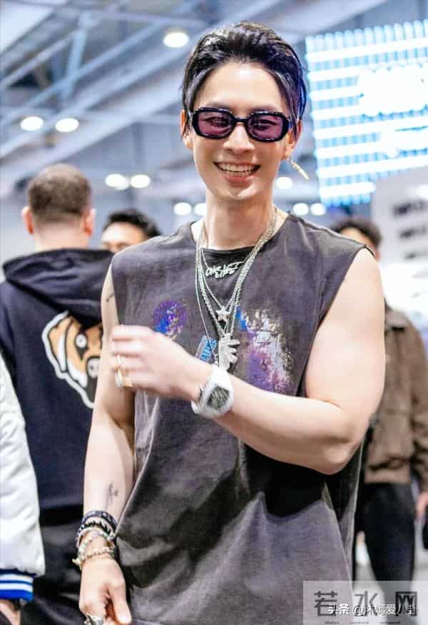 47 岁吴建豪状态崩塌 1 米 8 瘦到 100 斤 尖嘴猴腮像老头 肌肉男老了 20 岁