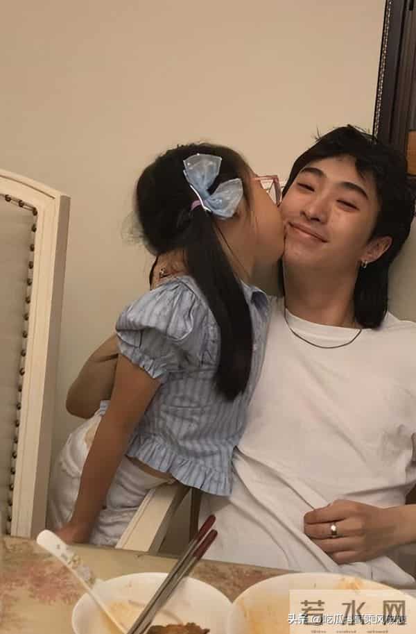 笑喷了!秦昊真有福,伊能静旺他,继子恩利也旺他