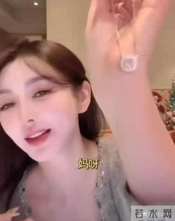 叶柯听见女儿哭 不耐烦捂耳朵 黄晓明妈只照看Angelababy生的小海绵