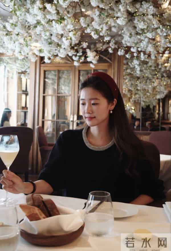 黄轩女友秀恩爱，在一起5年仍很甜，网友：这才是我们想要的嫂子