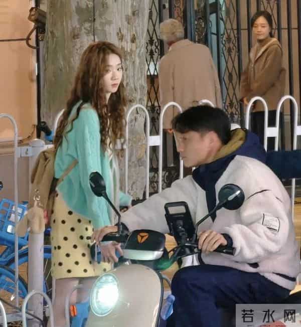 张艺凡在武汉二中校门口被偶遇,她穿斑点裙,长相甜美像初恋女友