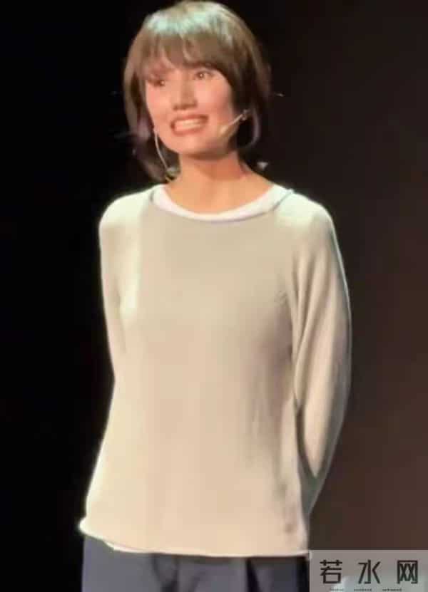 47岁袁泉被偶遇，穿老北京布鞋身材干瘪，好显老。