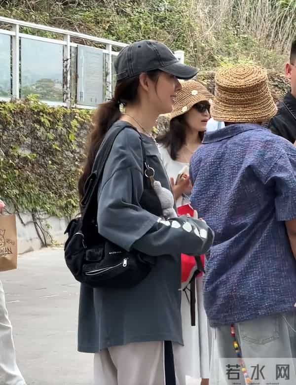 郭碧婷三亚海边捡石头,素颜眼窝深凹很疲惫,带5位助理照顾父亲