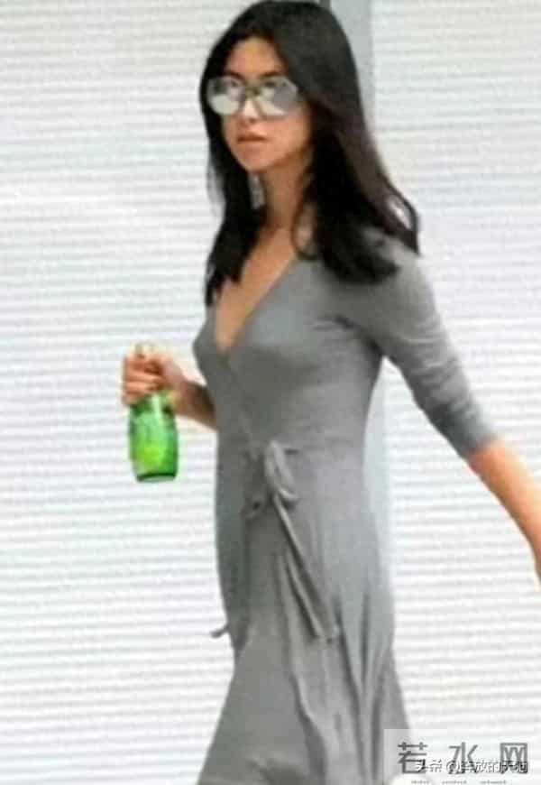 朱珠“真空”穿搭引关注：自在状态展现“松弛感”自信魅力