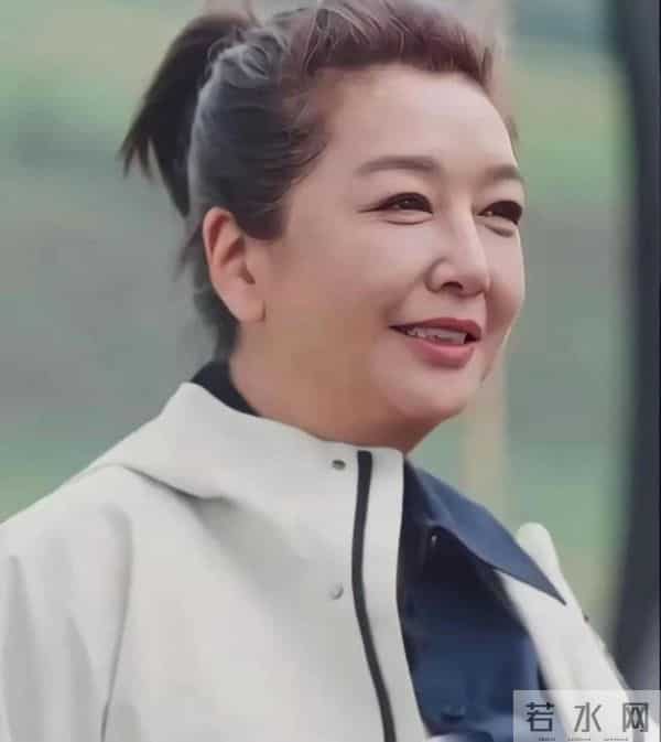 57岁江珊现状曝光！脸垮嘴斜，满头白发，一代女神终是迟暮