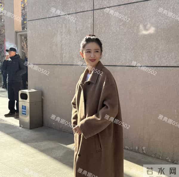 中戏遇到明星佟丽娅温柔漂亮但明显发福见老,靳东又高又帅很有派