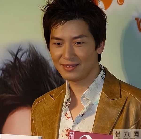 55岁戴军现身上海买手机，定居泰国享受悠闲人生，和她成了新邻居