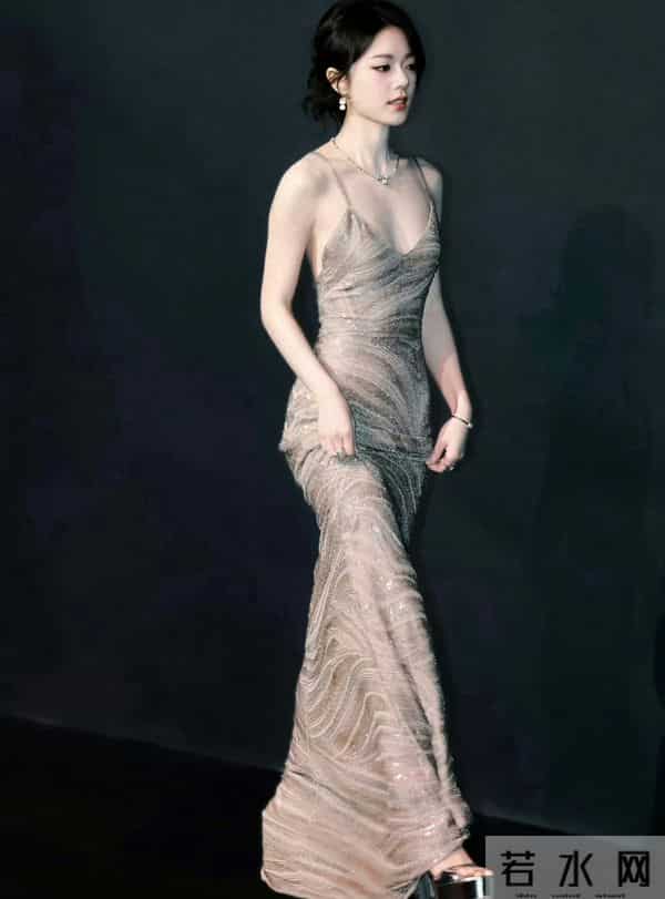 赵今麦吊带深V礼服