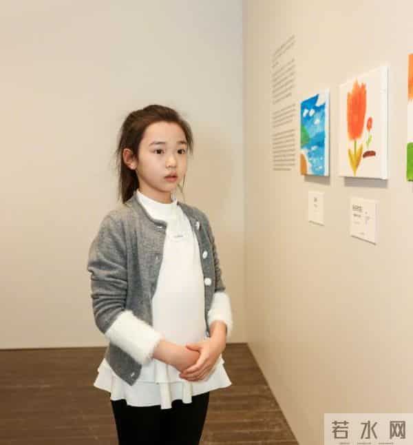 董璇带娃现身艺术展，关悦女强人打扮脸肿嘴歪，佟大为靠边站油腻